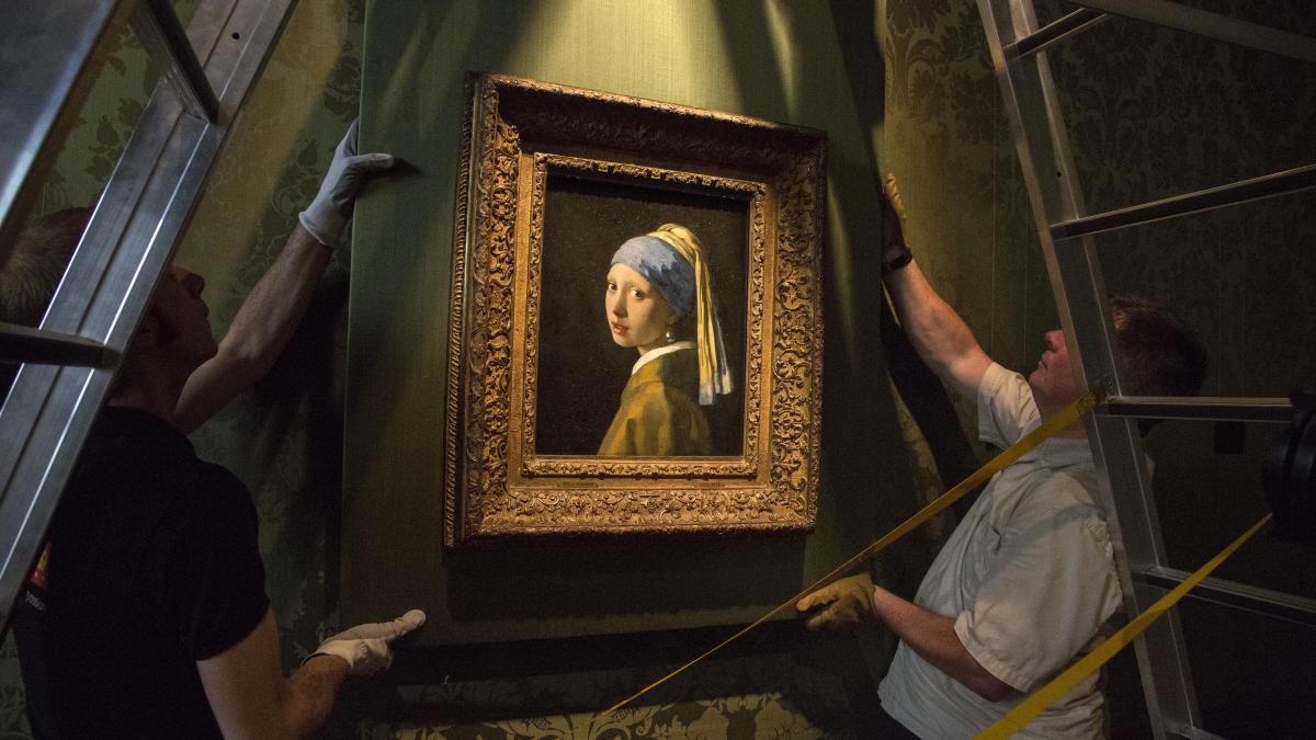 people hanging gallery picture of the girl with the pearl earring