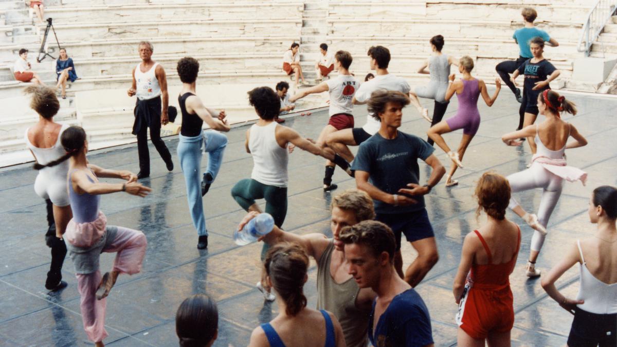 ballerinas practicing