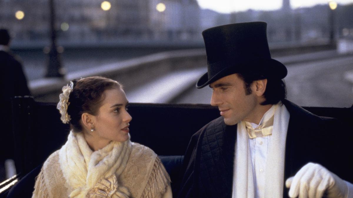 THE AGE OF INNOCENCE, 1993, woman in petticoat sitting with man in top hat and suit on horse-drawn carriage