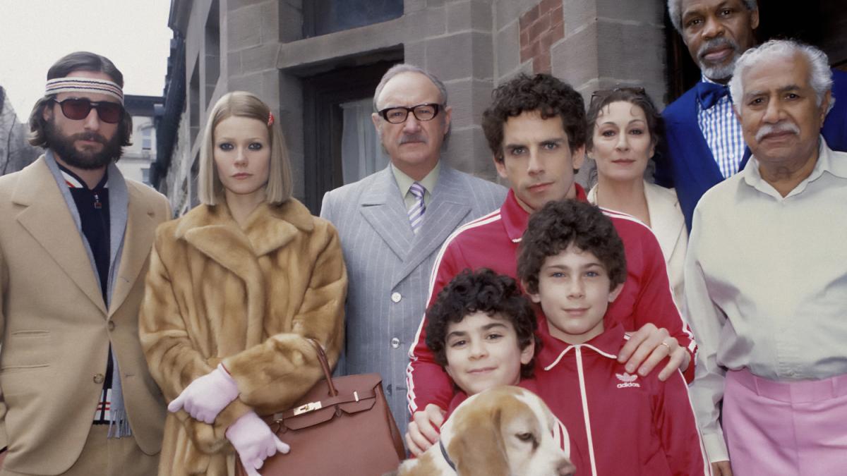 THE ROYAL TENENBAUMS, 2001, family standing outside on street posing for picture